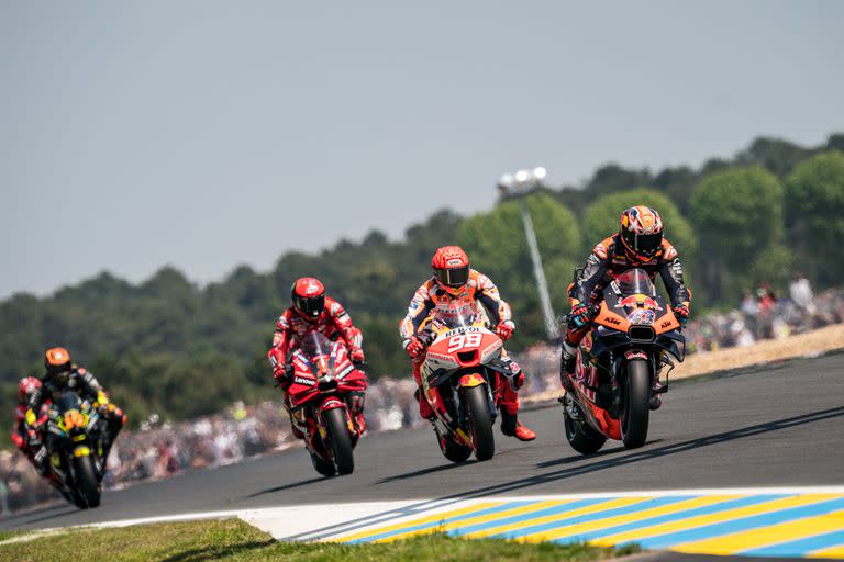 Jack Miller (KTM), Marc Márquez (Honda) y Francesco Bagnaia (Ducati) le dan forma al trencito de motos en Le Mans: los tres pilotos protagonizaron caídas y no terminaron la carrera