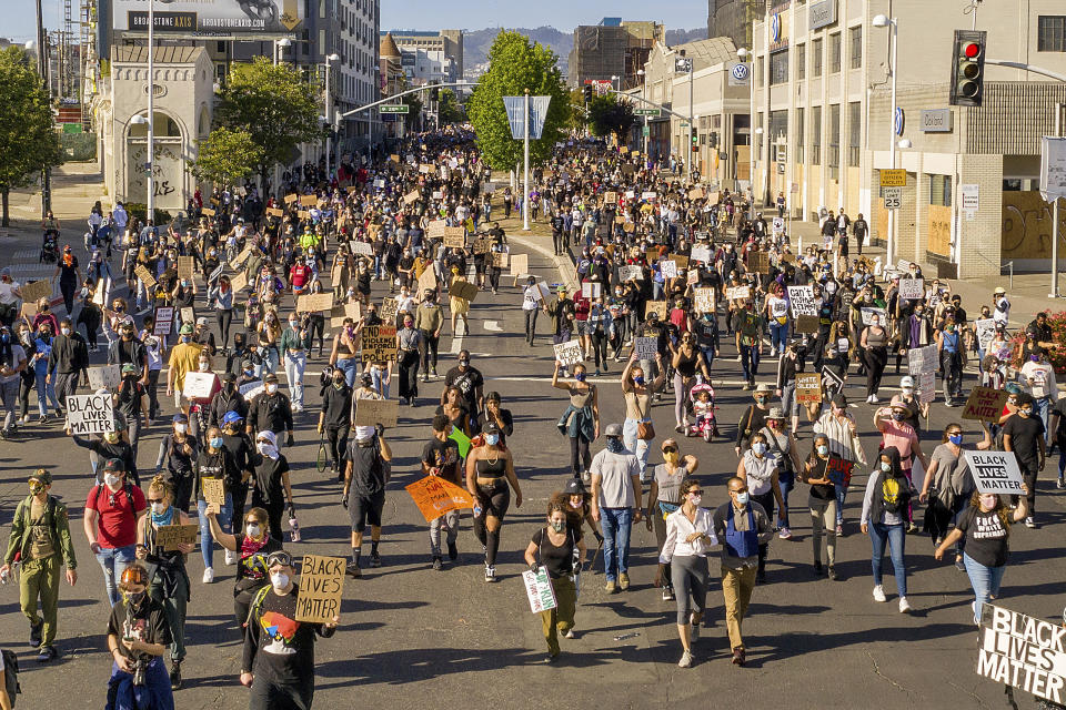 Miles de manifestantes marchan en Oakland, California, el lunes 1 de junio de 2020, en protesta por la muerte de George Floyd, fallecido el 25 de mayo en Minneapolis después de que un policía blanco le apretara el cuello con la rodilla cuando estaba esposado en el piso. (AP Foto/Noah Berger)