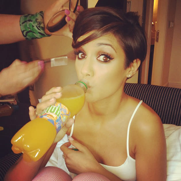 Celebrity photos: Frankie Sandford showed off her gorgeous eyes in this cute snap of her getting ready for a Saturdays show. We kind of want to BE her. [Copyright: Una Healy]