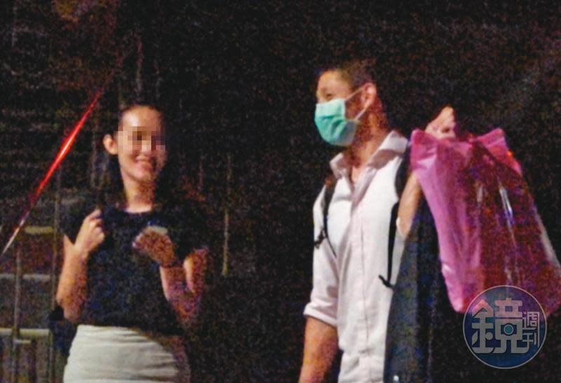 8月7日1:11，吳怡農（右）與小農女（左）常在北市松山區的壯闊台灣協會辦公室一起待到深夜，才一起有說有笑離開，吳還低調戴起口罩。