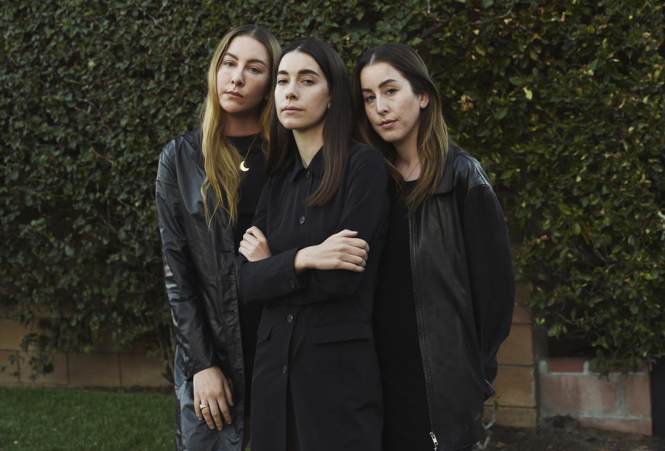 Las hermanas Haim, de izquierda a derecha Este, Danielle y Alana de la banda HAIM posan en Los Angeles el 22 de febrero de 2021. (Foto AP/Chris Pizzello)