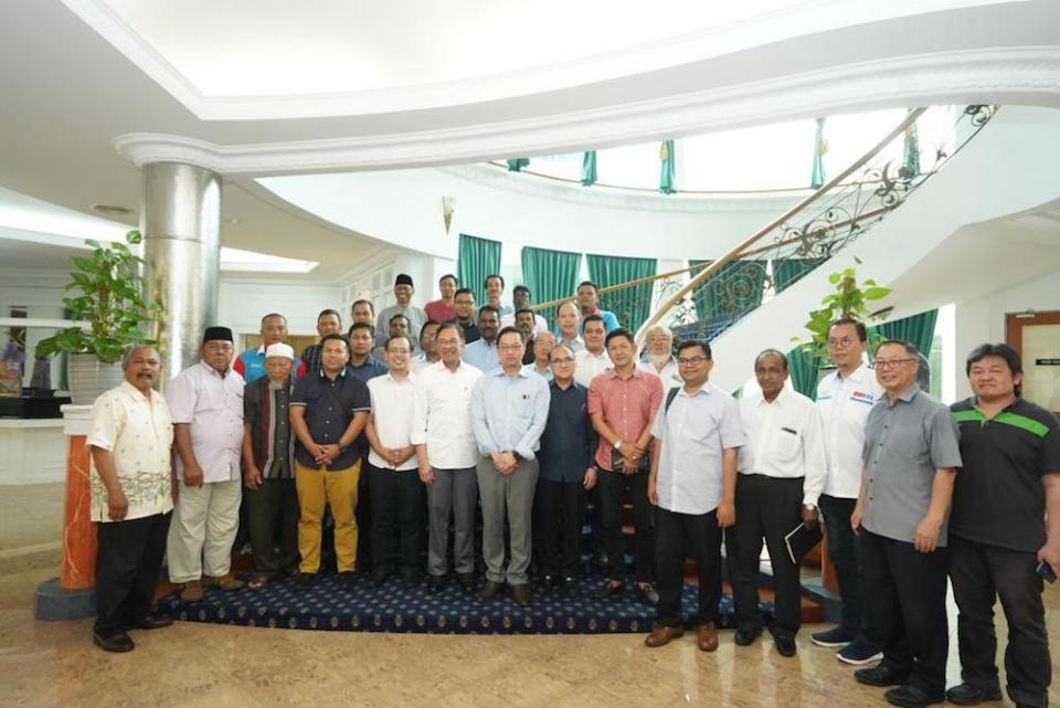 PKR president Datuk Seri Anwar Ibrahim and Syed Ibrahim Syed Noh pose for pictures with Johor division leaders in Petaling Jaya September 30, 2019. — Picture via Facebook/AnwarIbrahim.Keadilan