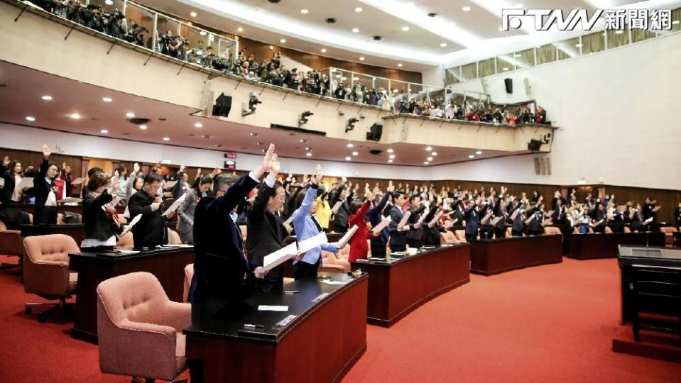 台灣民意基金會民調指出，五成滿意蔡英文推動「軍公教年金改革」的表現，僅有三成六不滿意。（圖／立法院）