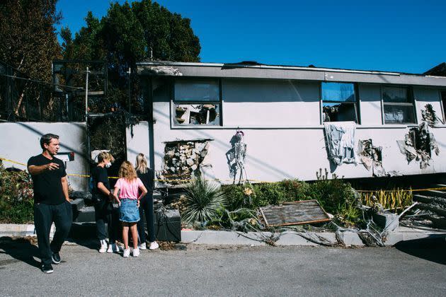 <p>Une famille revient dans les décombres de leur maison dans le quartier de Brentwood Californie ravagée par les flammes du Getty Fire.</p>