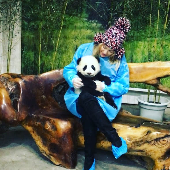 Kate Hudson, with a baby panda: “I’m in love” -@katehudson