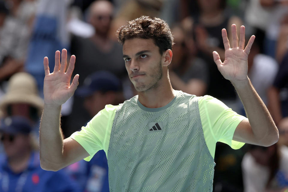 El argentino Francisco Cerúndolo festeja su triunfo sobre el local Dane Sweeny, en la primera ronda del Abierto de Australia, el domingo 14 de enero de 2024 (AP Foto/Asanka Brendon Ratnayake)