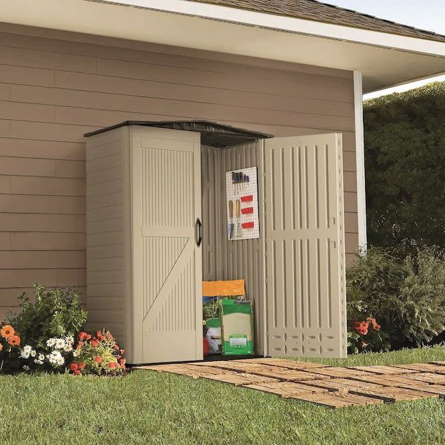 4) Rubbermaid Roughneck Storage Shed