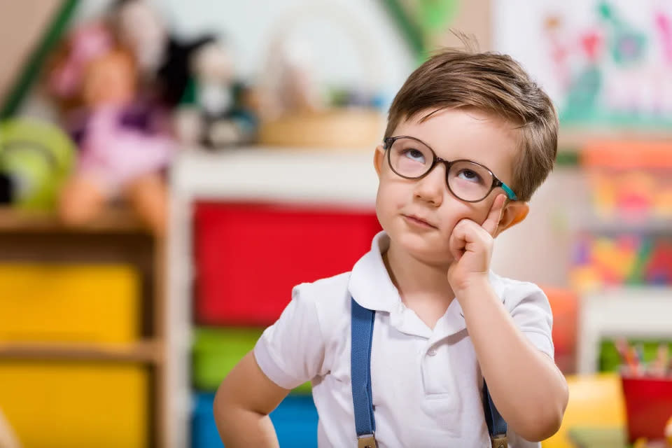 Kleiner Junge plant im Klassenzimmer. (nilimage via Getty Images)




