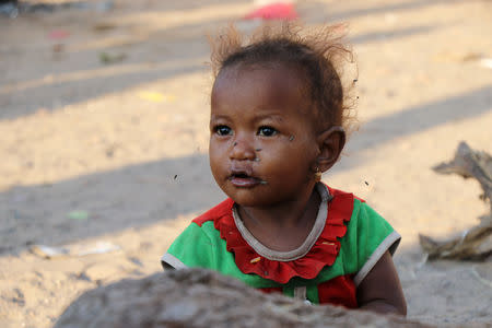 A girl is pictured at a camp sheltering displaced people from the Red Sea port city of Hodeidah near Aden, Yemen November 12, 2018. Pictures taken November 12, 2018. REUTERS/Fawaz Salman