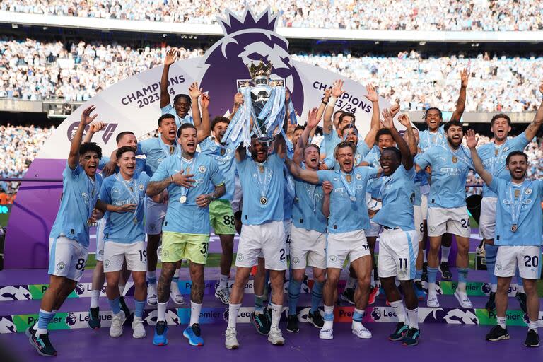 Los jugadores del Manchester City alzan el trofeo de campeones de la Premier League