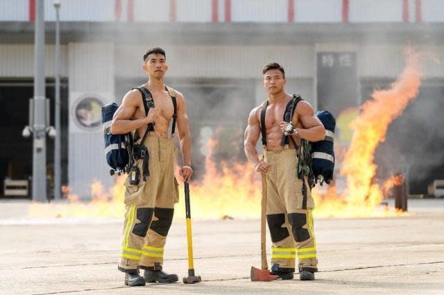香港消防員推出限量版2024年月曆，當中包括消防員騷肌猛照。