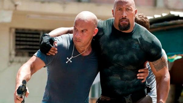 Vin Diesel y Dwayne Johnson como Dominic Toretto y Luke Hobbs