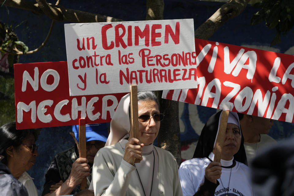 Activistas protestan frente a la Corte Constitucional para exigir que el Estado apague cerca de medio millar de mecheros que queman gases asociados a la explotación petrolífera con motivo del Día Mundial del Medio Ambiente en Quito, Ecuador, el miércoles 5 de junio de 2024. (AP Foto/Dolores Ochoa)