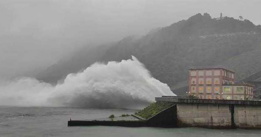 石門水庫因應颱風帶來雨勢持續放水，24日上午10點起將洩洪。（圖／北水局提供／中國時報呂筱蟬桃園傳真）