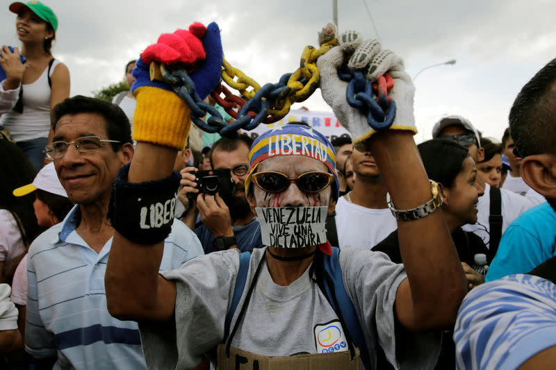 Les partisans de l'opposition vénézuélienne ont manifesté en masse mercredi à travers tout le pays pour demander le départ du président socialiste Nicolas Maduro, ont appelé à la grève générale pour vendredi et menacé de marcher sur le palais présidentiel la semaine prochaine. /Photo prise le 26 octobre 2016/REUTERS/Marco Bello