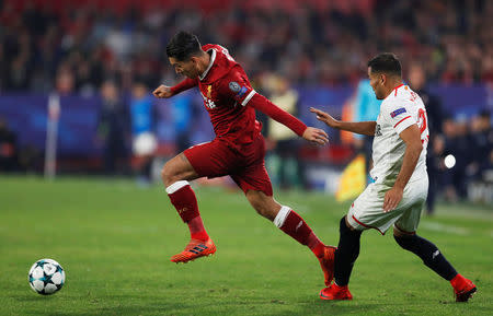 Soccer Football - Champions League - Sevilla vs Liverpool - Ramon Sanchez Pizjuan, Seville, Spain - November 21, 2017 Liverpool's Roberto Firmino in action with Sevilla’s Gabriel Mercado Action Images via Reuters/Matthew Childs