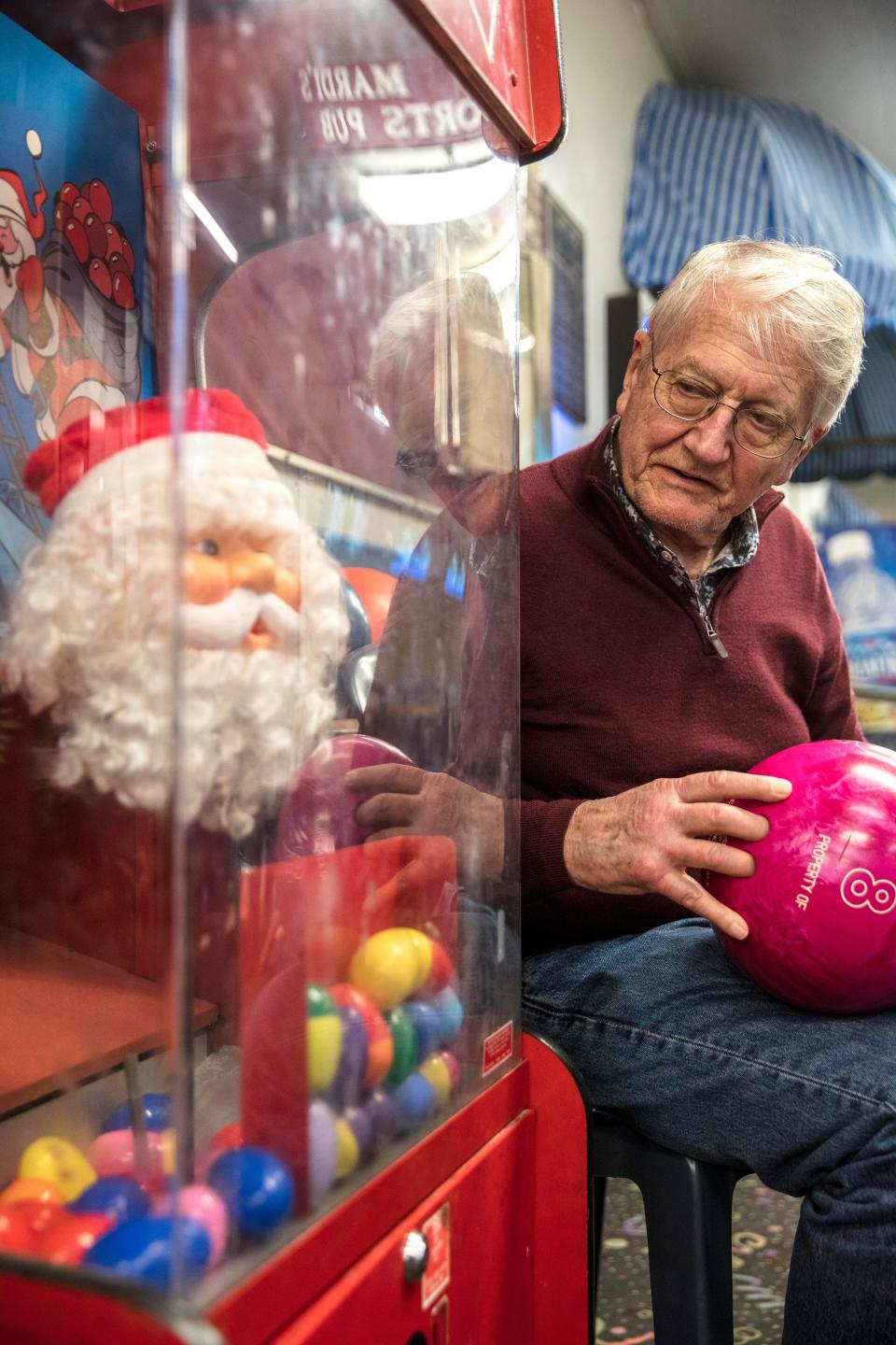 Saul with a bowling ball and Santa Claus. A scene as absurd as one of his paintings.