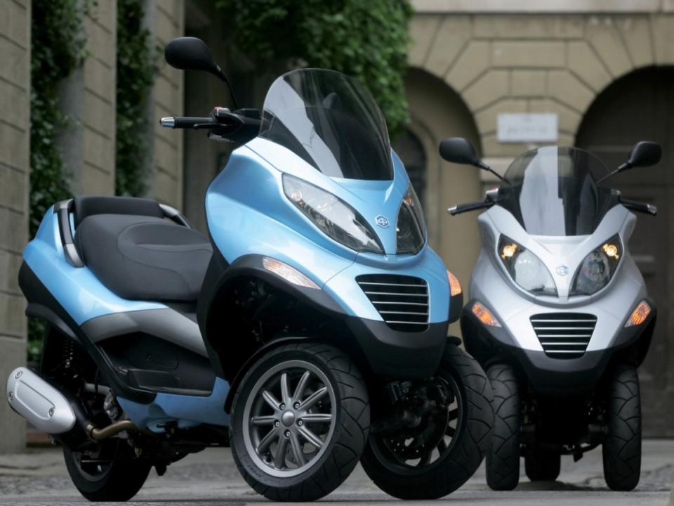 世界第一台三輪（前二後一）機車，是PIAGGIO 於2006年所發表的MP3。