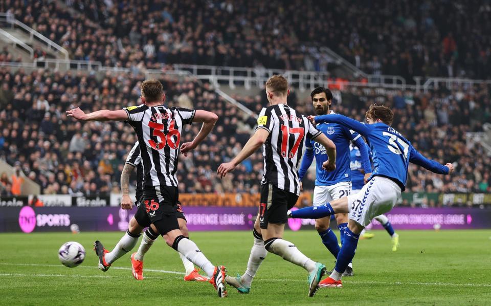 James Garner of Everton shoots but hits the post during the Premier League match between Newcastle United and Everton FC