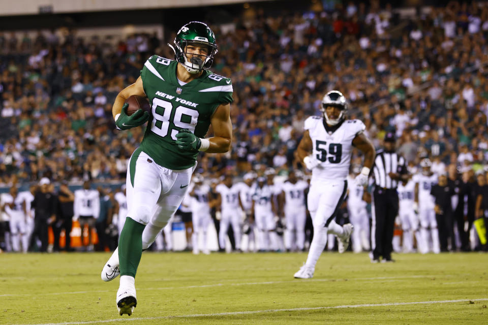 New York Jets tight end Jeremy Ruckert (89) scores a touchdown against the <a class="link " href="https://sports.yahoo.com/nfl/teams/philadelphia/" data-i13n="sec:content-canvas;subsec:anchor_text;elm:context_link" data-ylk="slk:Philadelphia Eagles;sec:content-canvas;subsec:anchor_text;elm:context_link;itc:0">Philadelphia Eagles</a> in the fourth quarter of an NFL pre-season football game, Friday, Aug. 12, 2022, in Philadelphia. The Jets defeated the Eagles 24-21. (AP Photo/Rich Schultz)