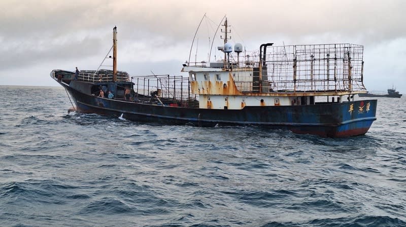 台中海巡隊接獲通報  驅逐越界中國漁船 海巡署艦隊分署台中海巡隊25日接連獲報，台中港外 27浬處、台中松柏漁港外30浬處海域，依序發現越界 中國漁船，立即前往通報海域查處並廣播驅離。 （民眾提供） 中央社記者趙麗妍傳真  113年3月26日 