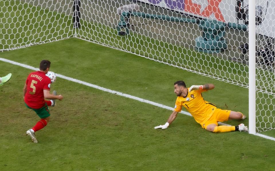 Guerreiron scores own goal - GETTY IMAGES