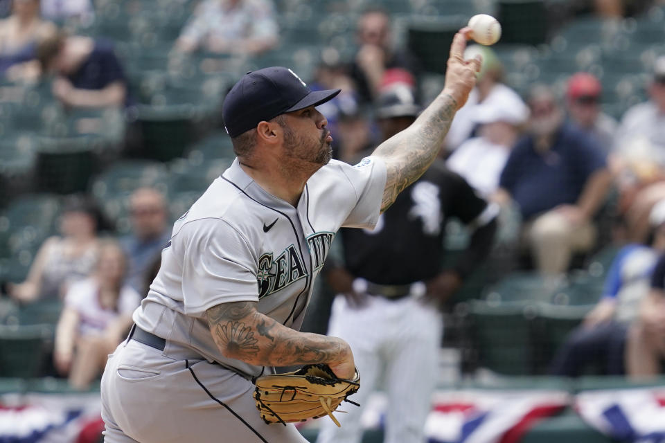 El relevista de los Marineros de Seattle Héctor Santiago lanza ante los Medias Blancas de Chicago, el domngo 27 de junio de 2021. (AP Foto/Nam Y. Huh)