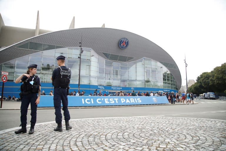 Des policiers français sont postés aux abords du Parc des Princes à Paris, le 10 août 2021 (Zakaria ABDELKAFI)