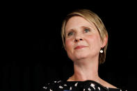 <p>Cynthia Nixon fue diagnosticada de cáncer de mama a finales de 2016 y, aunque durante un tiempo lo mantuvo en secreto, después comenzó a acudir a actos públicos para dar visibilidad a la enfermedad, de la que afortunadamente pudo recuperarse. La actriz de ‘Sexo en Nueva York’ colabora desde hace años con la fundación Susan G. Komen para concienciar de la importancia de someterse a revisiones habitualmente. (Foto: Caitlin Ochs / Reuters). </p>