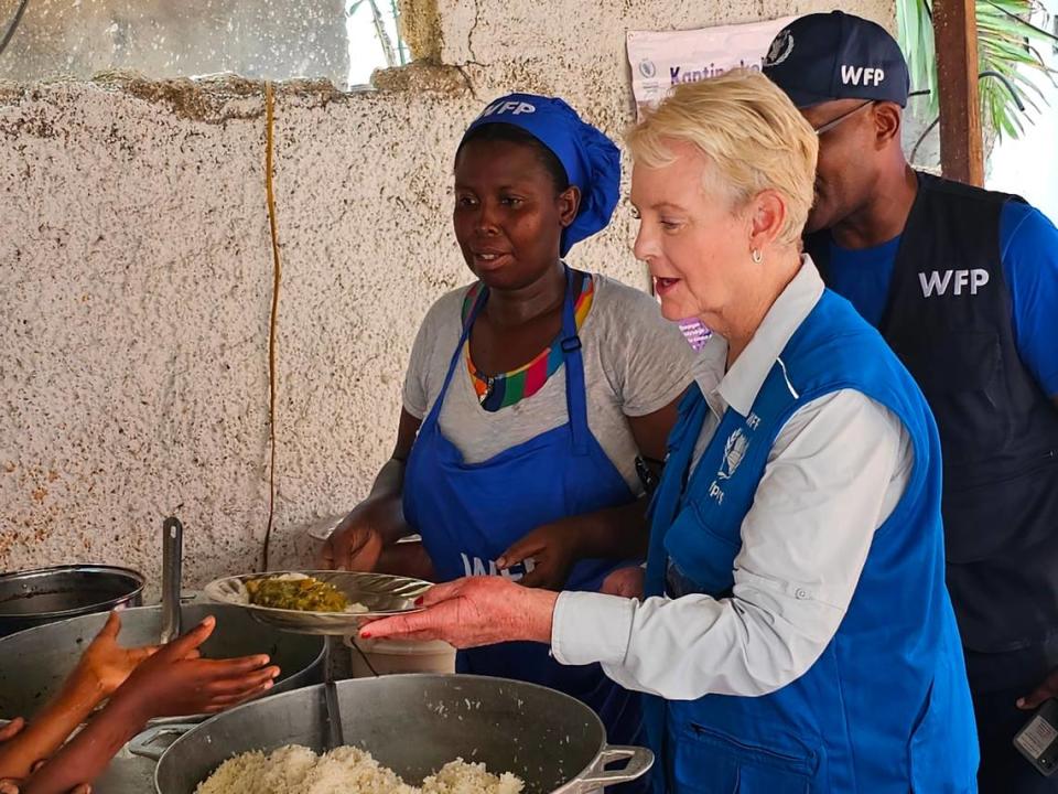 Cindy McCain, directora ejecutiva del Programa Mundial de Alimentos de la ONU, recorrió la región haitiana de Grand'Anse, el lunes 19 de junio de 2023. McCain visitó un programa de comidas calientes del PMA en la Escuela Elim, en la ciudad de Jérémie y, a continuación, un centro de procesamiento de alimentos donde se limpian, procesan y embolsan las cosechas locales para su distribución a las escuelas de toda la región.