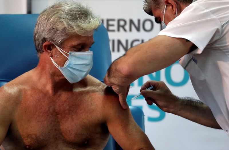 El doctor Emilio Macia, de 52 años, recibe una inyección de la vacuna Sputnik V (Gam-COVID-Vac) contra la enfermedad por coronavirus (COVID-19) en el hospital Dr. Pedro Fiorito de Avellaneda, en las afueras de Buenos Aires, Argentina