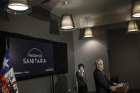 El presidente Sebastián Piñera da una conferencia de prensa el miércoles 17 de mayo de 2020 tras visitar un centro para tratar el coronavirus establecido en un hotel, en Santiago, Chile. (AP Foto/Esteban Félix)