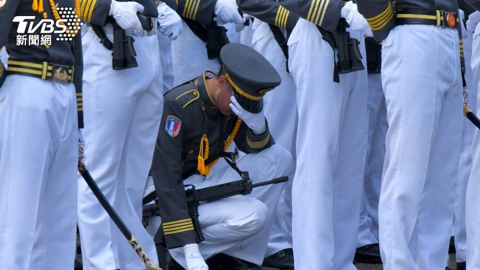 賴清德親臨黃埔百年校慶，有軍官生疑似因中暑單膝跪地。（圖／胡瑞麒攝）