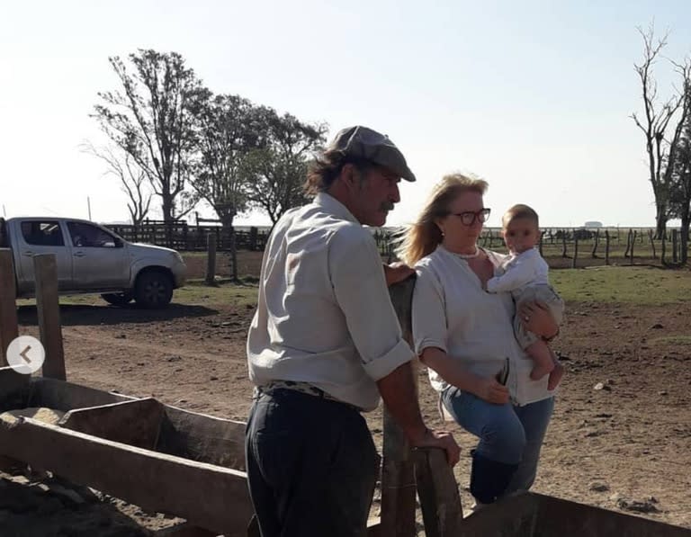 Oscar "Torito" y Graciela, con Lola en brazos, esperando que María termine el tacto a un lote de vacas: "Mis padres siempre me inculcaron el significado de lo que es trabajar"