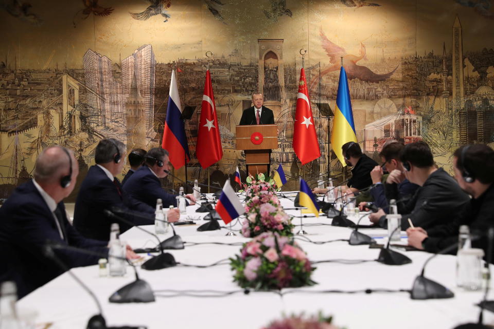 Turkish President Recep Tayyip Erdogan addresses Russian and Ukrainian negotiators.