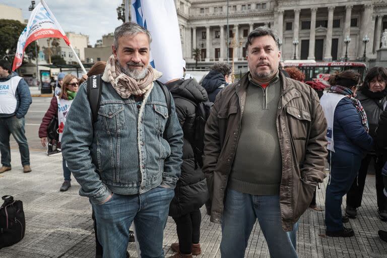 Miguel Abramsom (derecha) durante la manifestación en el Congreso