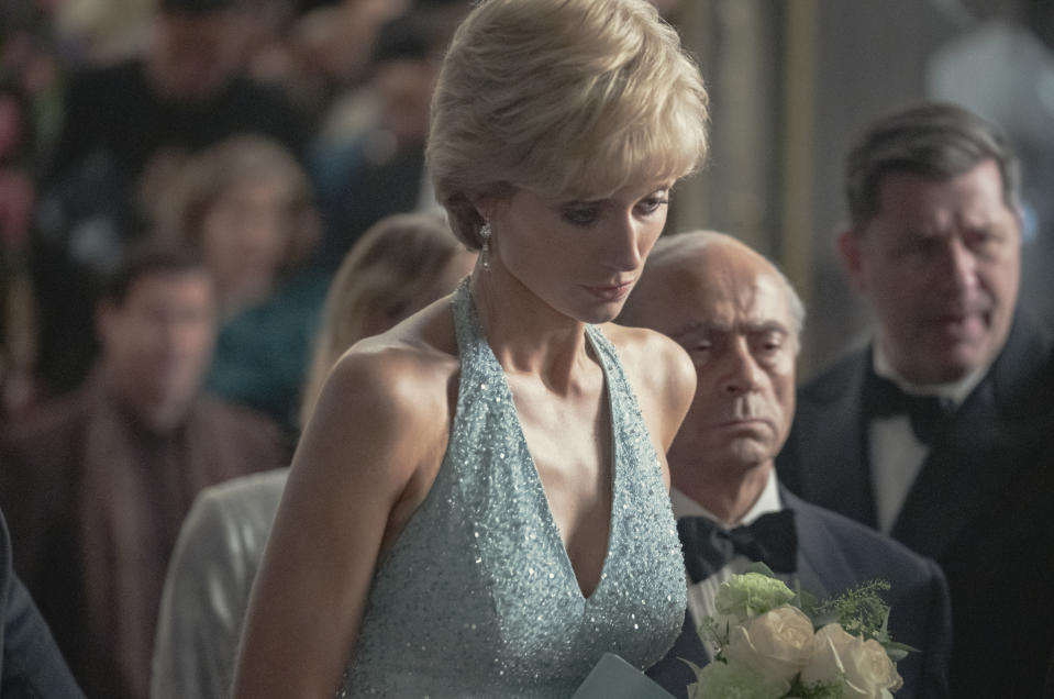 En esta imagen proporcionada por Netflix, Elizabeth Debicki como Diana, princesa de Galess en una escena de "The Crown". (Keith Bernstein/Netflix vía AP)