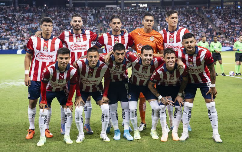 Foto de archivo de jugadores del club Guadalajara antes de disputar un partido