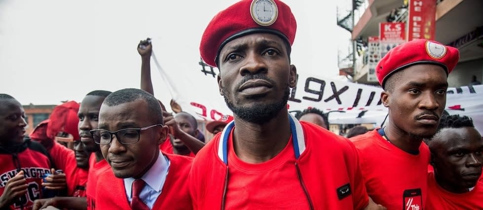 Star de la scène ragga, Bobi Wine, Robert Kyagulanyi de son vrai nom, est parvenu, au-delà des chiffres, à pousser le pouvoir dans ses retranchements.
