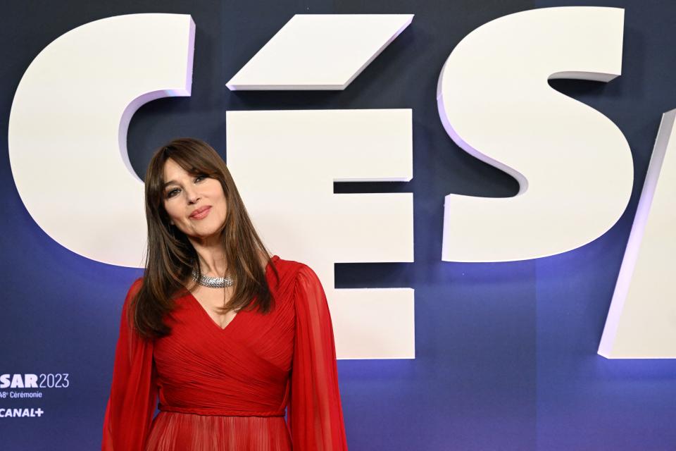 Monica Belluci en la alfombra roja de la Edición 48th del Cesar Film Awards en el Teatro Olympia en París el 24 de febrero de 2024. (Photo by Emmanuel DUNAND / AFP) (Photo by EMMANUEL DUNAND/AFP via Getty Images).