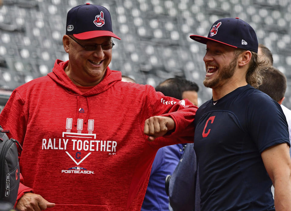 Wonder what Indians manager Terry Francona and Josh Donaldson are laughing about? (AP Foto/David Dermer)