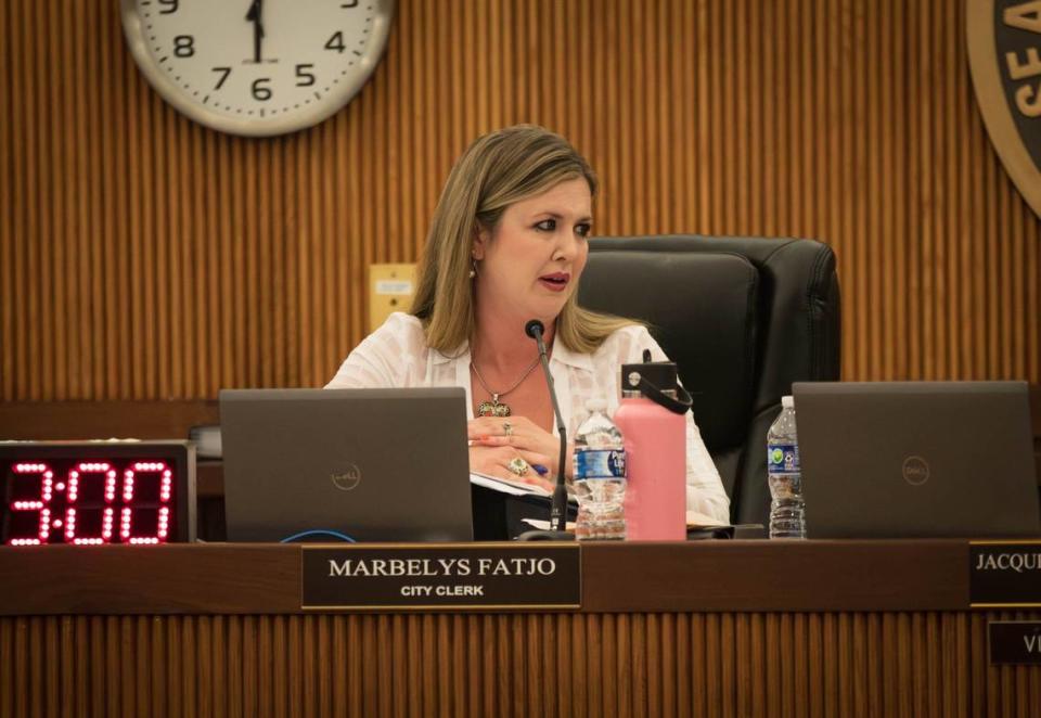 La secretaria municipal de Hialeah, Marbelys Fatjo, se dirige al concejal Bryan Calvo durante una reunión de la Comisión Municipal, el martes 25 de junio de 2024, en Hialeah, Florida.