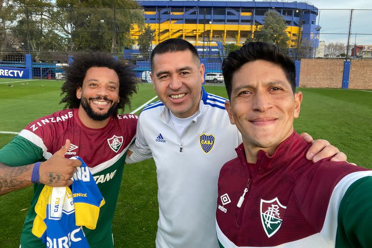 Juan Román Riquelme, vicepresidente de Boca, posando con Marcelo y Germán Cano, el delantero argentino que tiene 