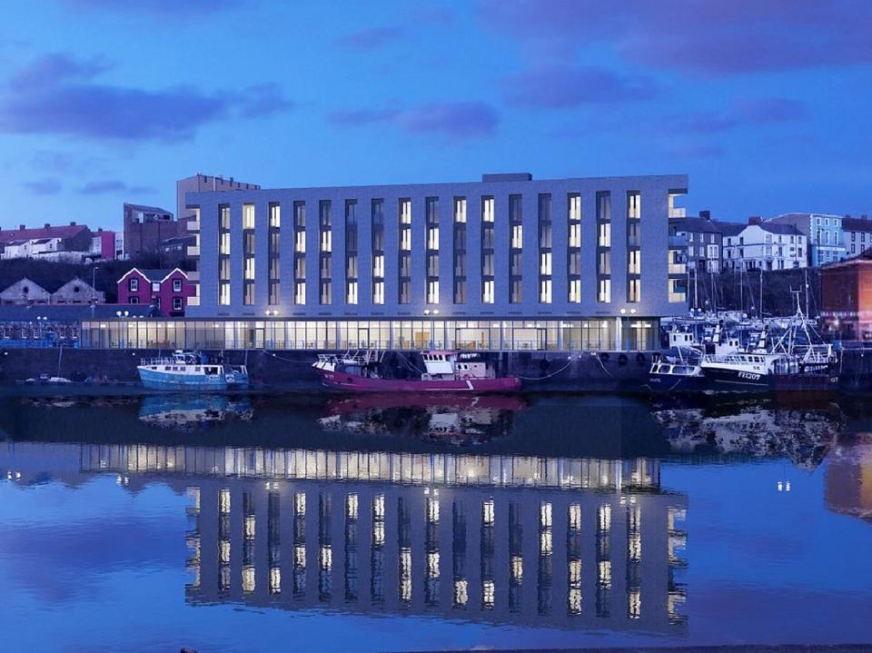 Este hotel frente al mar ofrece cuatro “floatel”  habitaciones directamente sobre el agua (Ty Milford Waterfront)