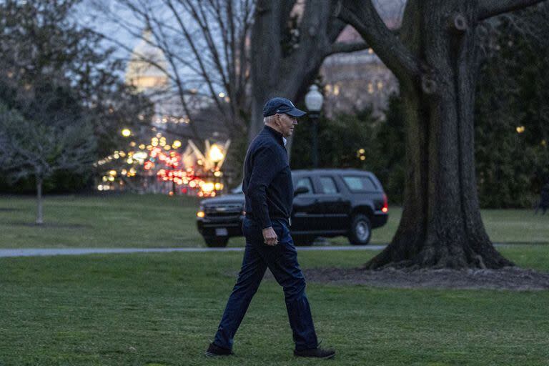 Joe Biden se dirige al Marine One, en la Casa Blanca. (AP/Andrew Harnik)