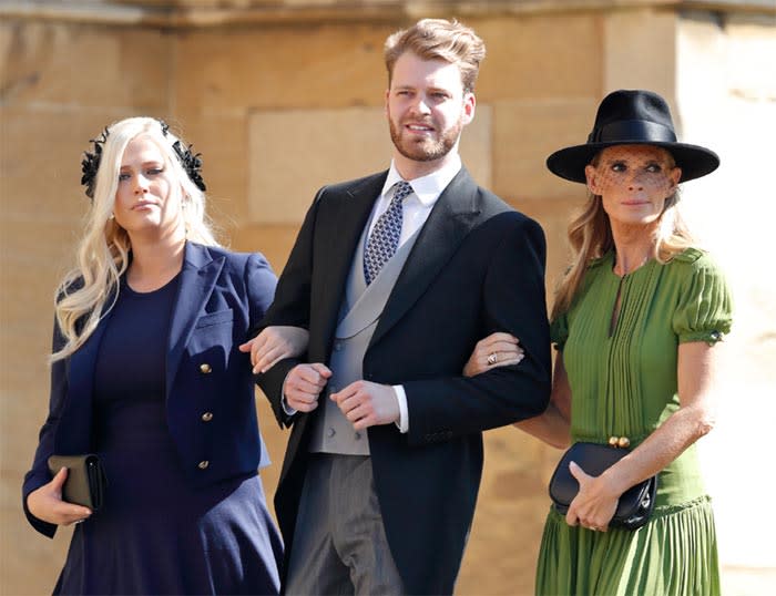 Eliza y su hermano Louis con su madre Victoria Aitken en la boda de los duques de Sussex