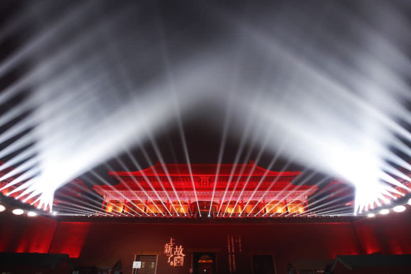 Muro de la Puerta Sur de la Ciudad Prohibida iluminado durante el Festival de los Faroles celebrado en Pekín el 19 de febrero de 2019. El Museo del Palacio de Pekín fue iluminado y abierto al público para visitas nocturnas para celebrar el Festival de los Faroles. Por primera vez desde hace 94 años, el Museo del Palacio, también conocido como la Ciudad Prohibida, extendió el horario de apertura hasta la noche e iluminó parte de sus edificios, auténticas reliquias culturales (AP Photo/Andy Wong).