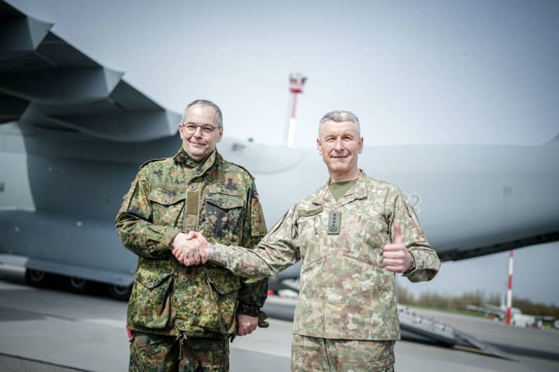 The inspector of the army, Lieutenant General Alfons Mais (L), is received at Vilnius airport by Valdemaras Rupsys, Lithuanian general and military commander-in-chief of his home country's armed forces. Around 20 soldiers from the Lithuanian brigade's preliminary command have arrived in the Lithuanian capital on the Airbus A400M. The Lithuanian brigade is expected to be operational by the end of 2027 with around 4800 soldiers. Kay Nietfeld/dpa