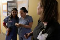 Un equipo de médico del Harborview Medical Center se prepara para visitar el hogar de una persona potencialmente expuesta al nuevo coronavirus en Seattle