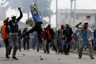 <p>Supporters of Kenyan opposition National Super Alliance (NASA) coalition clash with police officers in Nairobi, Kenya, Nov. 17, 2017. (Photo: Thomas Mukoya/Reuters) </p>